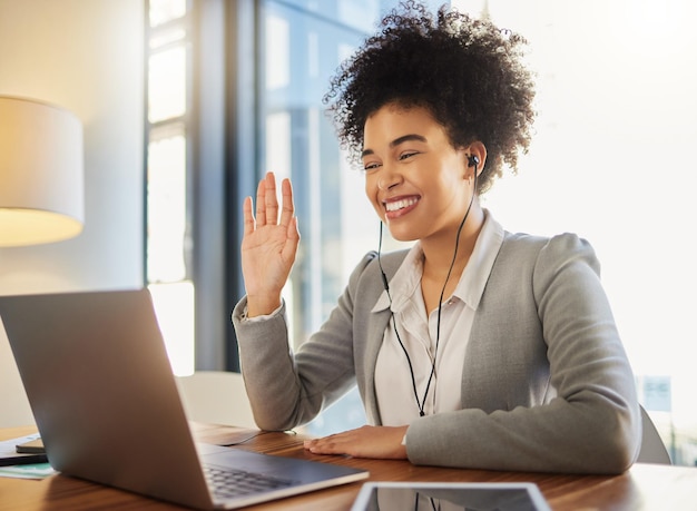 Formation à l'atelier de webinaire sur ordinateur portable et réunion d'affaires sur l'appel de zoom global au bureau ou dans la salle de conférence Femme souriante heureuse agitant et saluant lors d'une présentation ou d'un entretien de salon professionnel par vidéoconférence