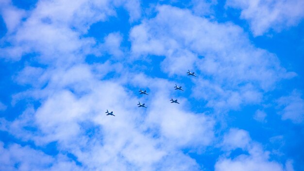 Formation d'avions volant dans le ciel lointain, ciel bleu, Japon