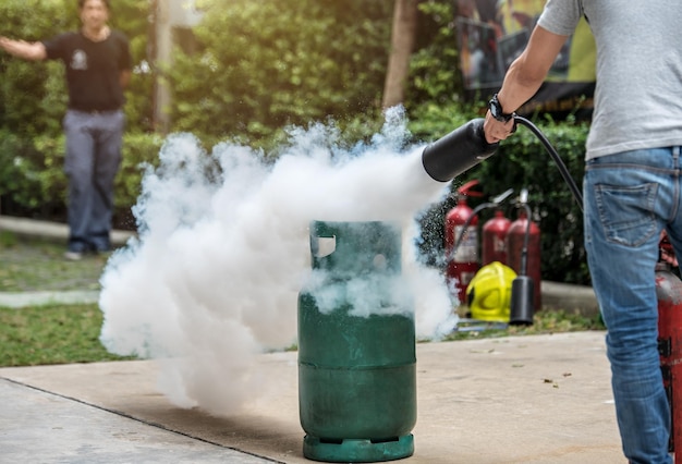 Formation de base sur la lutte contre les incendies et l'évacuation des exercices d'incendie pour la sécurité dans les copropriétés ou les usines