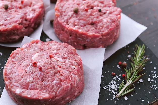 La formation de boeuf haché pour griller un hamburger