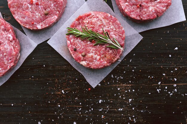 La formation de boeuf haché pour griller un hamburger