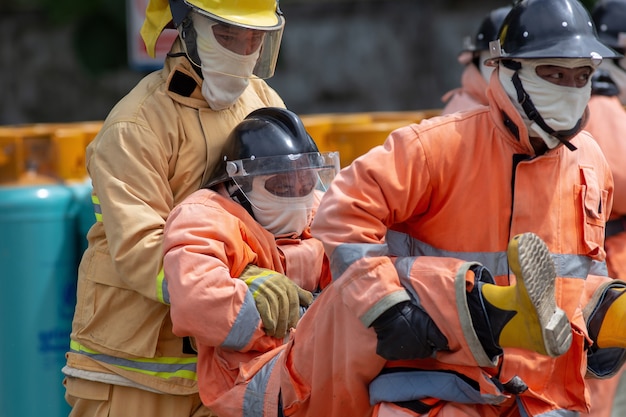 Formation en cas de catastrophe Les agents des services d&#39;urgence évacuent un «survivant» de la station-service