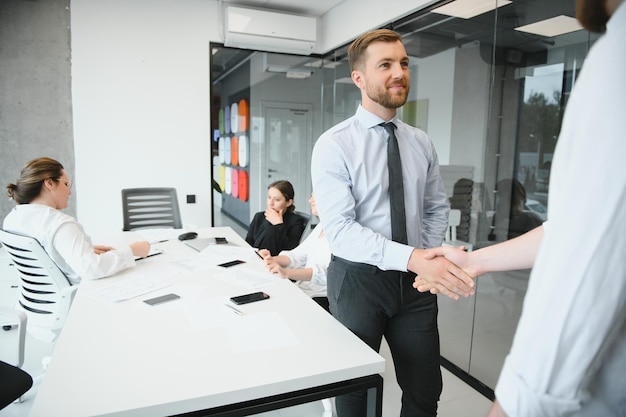 Formation commerciale dans des bureaux modernes