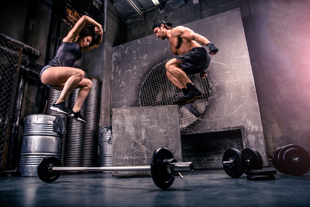 Photo formation de couple dans une salle de sport