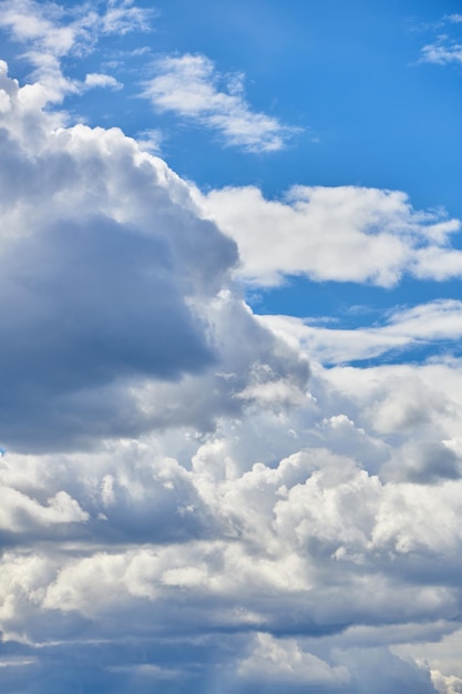 Formation de cumulus blancs dans le ciel bleu en journée ensoleillée d'été Ciel dramatique avec des nuages orageux avant ou après de fortes pluies Ciel bleu nuageux Paysage nuageux spectaculaire Paysage pittoresque Temps capricieux