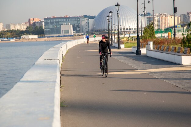 Formation cycliste sur le front de mer de la ville