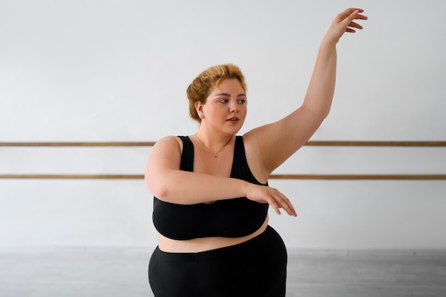 Photo formation de danseuse professionnelle grande taille vue de face