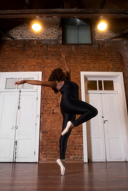 Photo formation de danseuse professionnelle taille plus complète