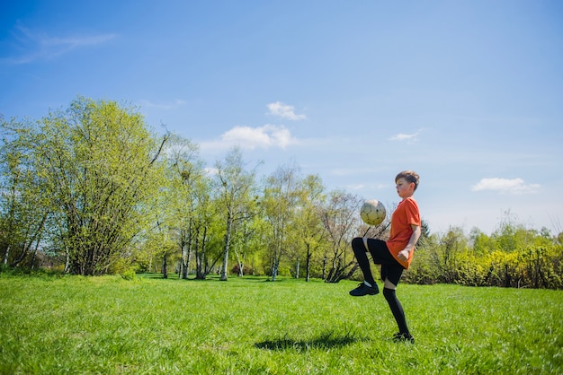 Formation d&#39;enfants avec un ballon de football