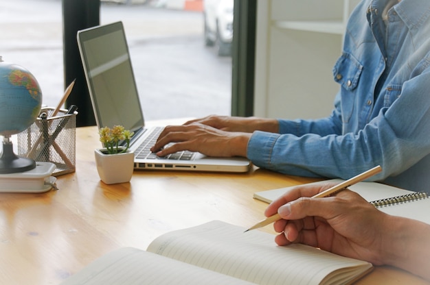 Formation des étudiants adultes Éduquer ensemble Concept de gestion des instructeurs