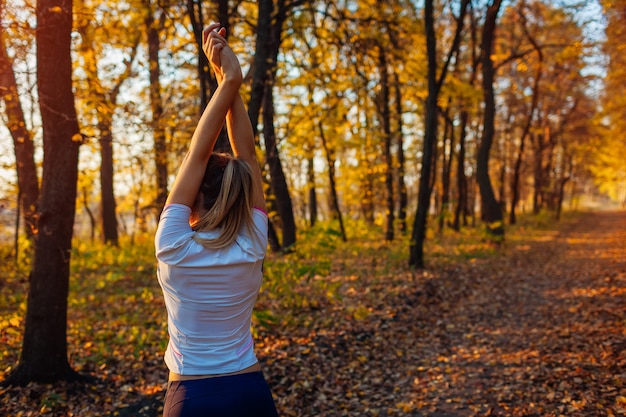 Formation et exercice dans le parc automne. Femme, étirage, bras, Dehors Mode de vie sain et actif