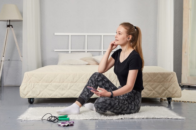 Formation de fille à la maison et faire de l'exercice. Fit fille à l'aide de tutoriels d'entraînement pour un mode de vie actif.