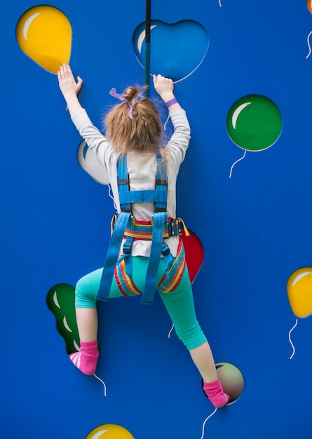 Formation fille sur le mur d'escalade