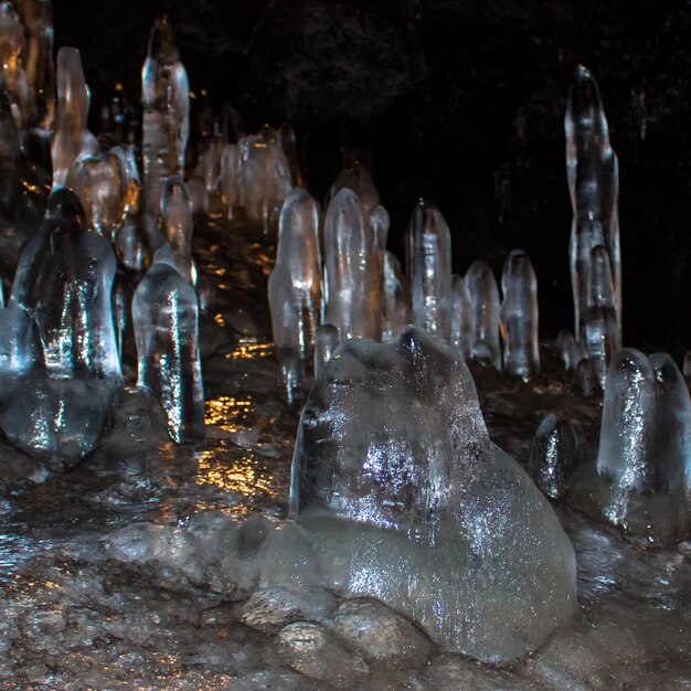 Formation de glace dans les formes sur la roche dans les grottes