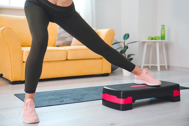 Formation de jeune femme sportive à la maison