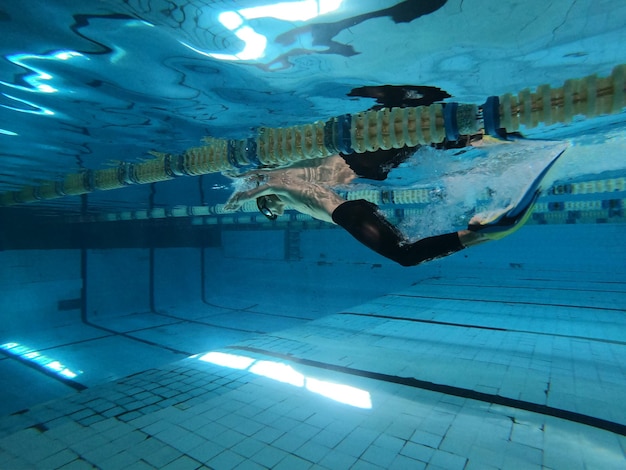 Formation de jeune nageur à l'intérieur de la piscine