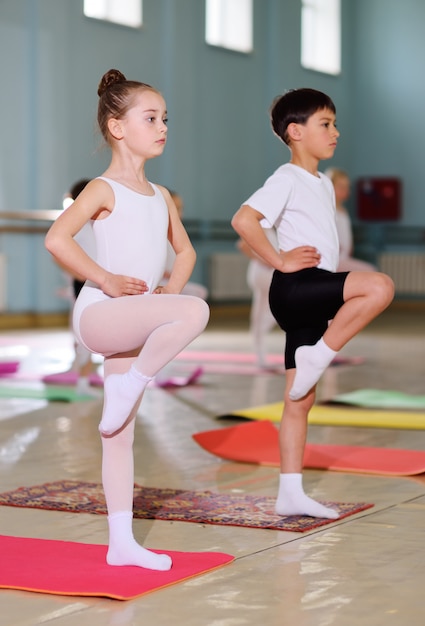 La formation de jeunes danseurs au studio de ballet.