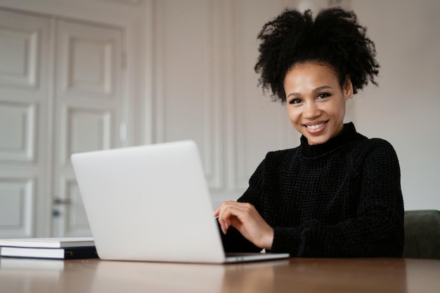 Formation en ligne des étudiants Une femme au bureau surfant sur Internet Le designer travaille