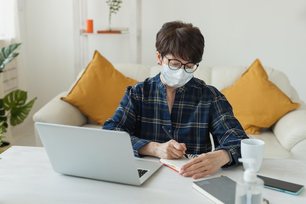 Formation en ligne et travail indépendant ordinateur portable et femme d'âge moyen travaille à distance