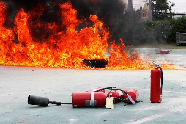 formation de lutte contre l&#39;incendie et extincteur usagé