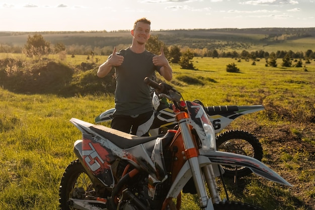 Formation de motocross Jeune homme avec des motos tout-terrain