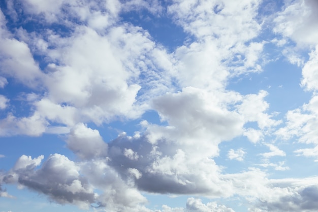 Formation de nuages doux et moelleux sur le ciel bleu ensoleillé lumineux nature abstrait concept de temps d'air frais