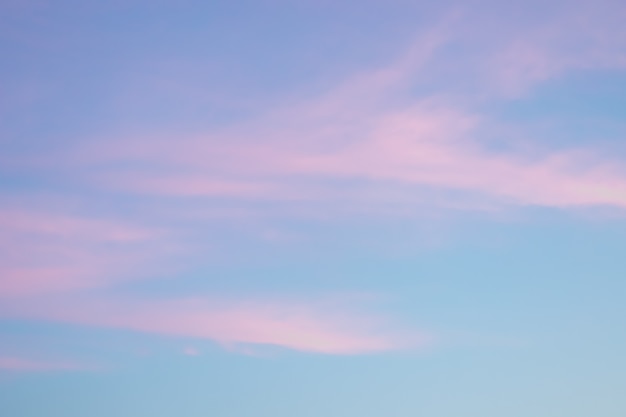 Formation de nuages doux moelleux et colorés abstrait idyllique ciel rose et bleu flou texture d'arrière-plan ...