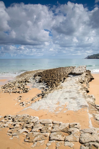Formation de pierre sur la plage de Langre, Santander, Espagne