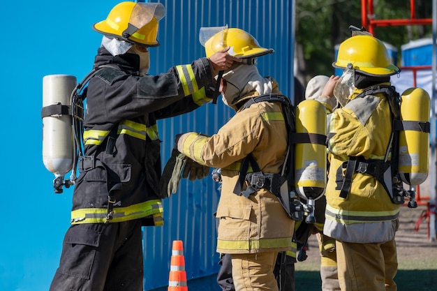 Photo formation des pompiers exercice de sauvetage contre les incendies