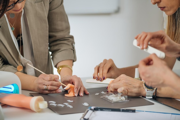 Formation pour Manucure Technicienne des Ongles