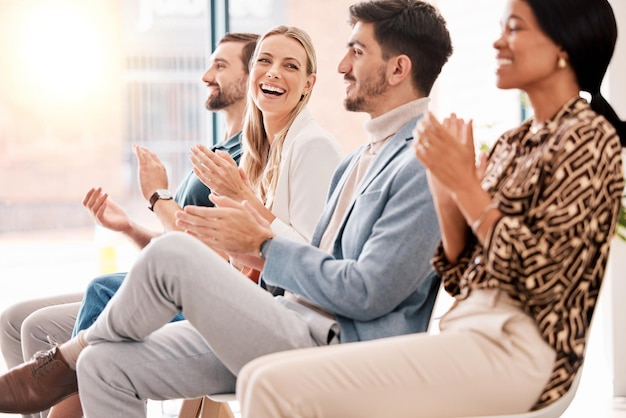 Formation et présentation d'applaudissements avec des hommes d'affaires assis dans une salle de conférence pour apprendre le coaching et l'éducation Atelier séminaire et réunion avec une équipe applaudissant pour le succès dans un bureau