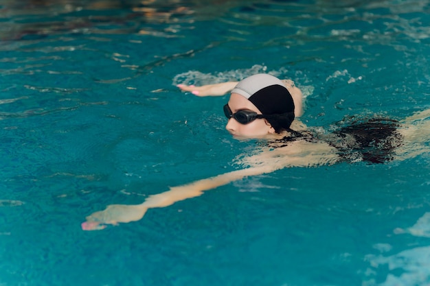 Formation professionnelle de nageuse dans une piscine