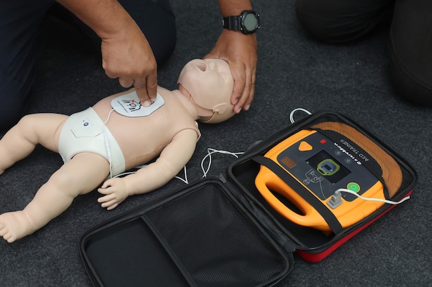 Photo formation rcr formation dae formation premiers secours utilisation du défibrillateur automatique dae sur poupée rcr