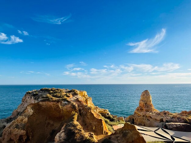 Photo formation de récifs à partir de grès sur la côtealgar seco carvoeiro