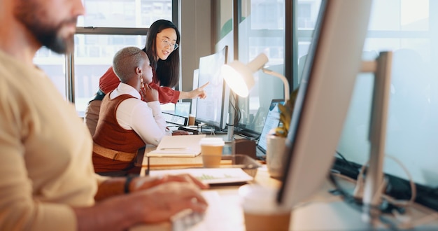 Photo formation des ressources humaines et coaching avec une femme manager et une collègue travaillant ensemble au bureau gestion et révision du travail d'équipe avec une femme d'affaires parlant à une collègue au travail