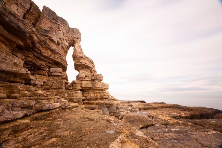 Photo une formation rocheuse avec une arche naturelle au milieu