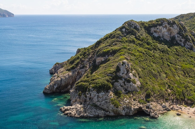 Formation rocheuse contre la mer