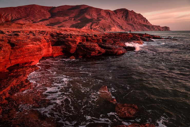 Photo formation rocheuse dans la mer contre le ciel au coucher du soleil