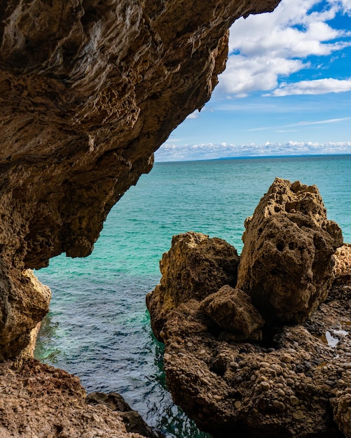 Une formation rocheuse avec l'océan en arrière-plan
