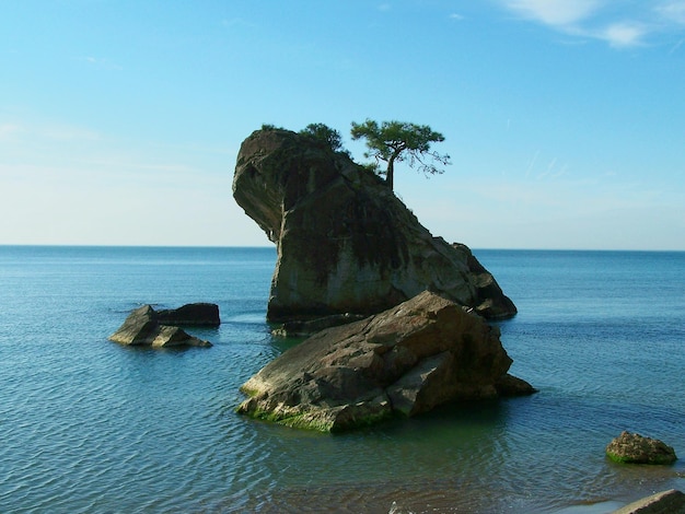 Formation rocheuse par la mer contre le ciel