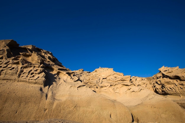 Formation rocheuse de sable de cendres volcaniques de la plage de Vlychada sur l'île de Santorin en Grèce