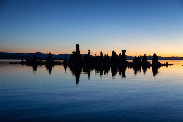 Formation rocheuse de tours de tuf au lever du soleil du lac mono