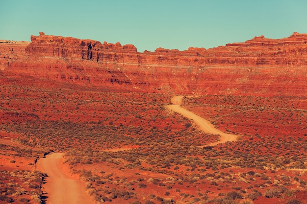 Formation rocheuse de la Vallée des Dieux avec Monument Valley au lever du soleil