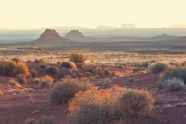 Photo formation rocheuse de la vallée des dieux avec monument valley au lever du soleil