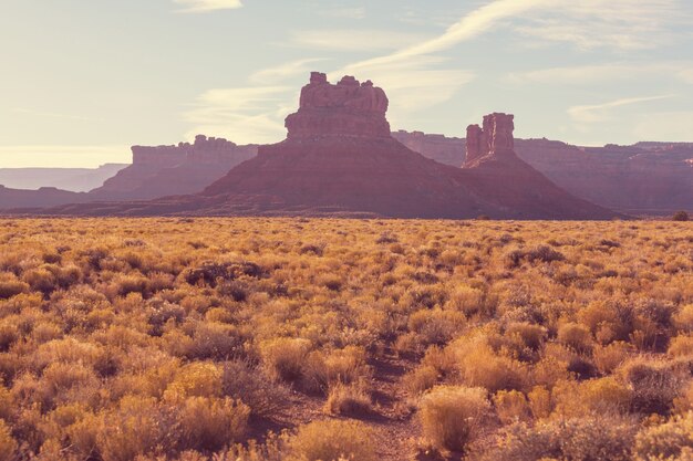 Photo formation rocheuse de la vallée des dieux avec monument valley au lever du soleil