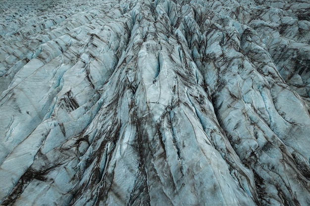 Photo formation rocheuse volcanique gris foncé formée à partir de lave refroidie prise de vue aérienne de haut en bas sur le fond de la nature