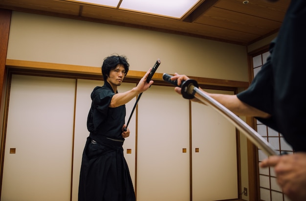 Formation de samouraïs dans un dojo traditionnel, à Tokyo