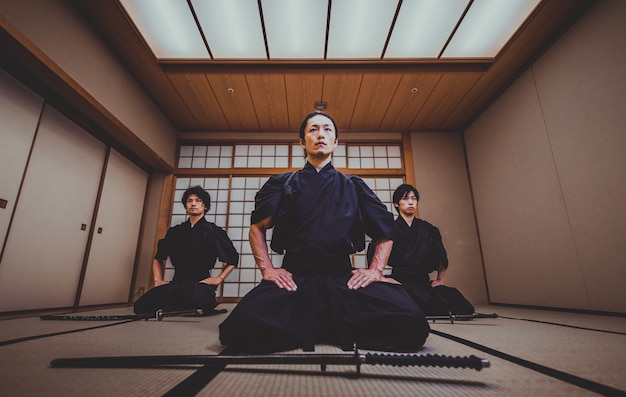 Formation de samouraïs dans un dojo traditionnel, à Tokyo