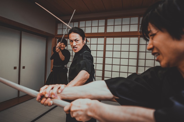 Formation de samouraïs dans un dojo traditionnel, à Tokyo