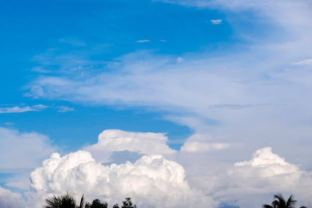 Formation spectaculaire de nuages de mousson dans le ciel bleu